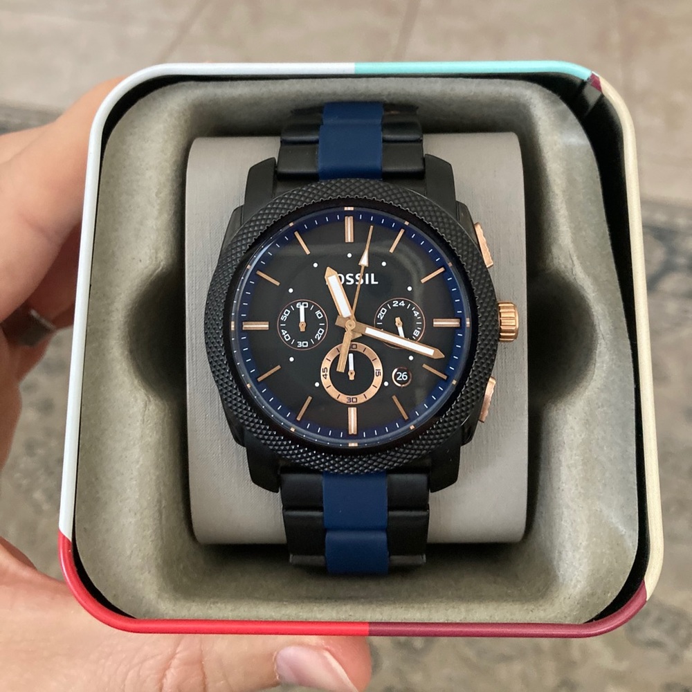 Men’s FOSSIL metal snap band watch!